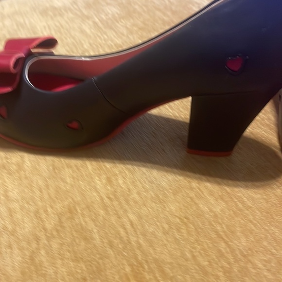 Revisited size 37 pumps with red bows and hearts - Picture 3 of 5